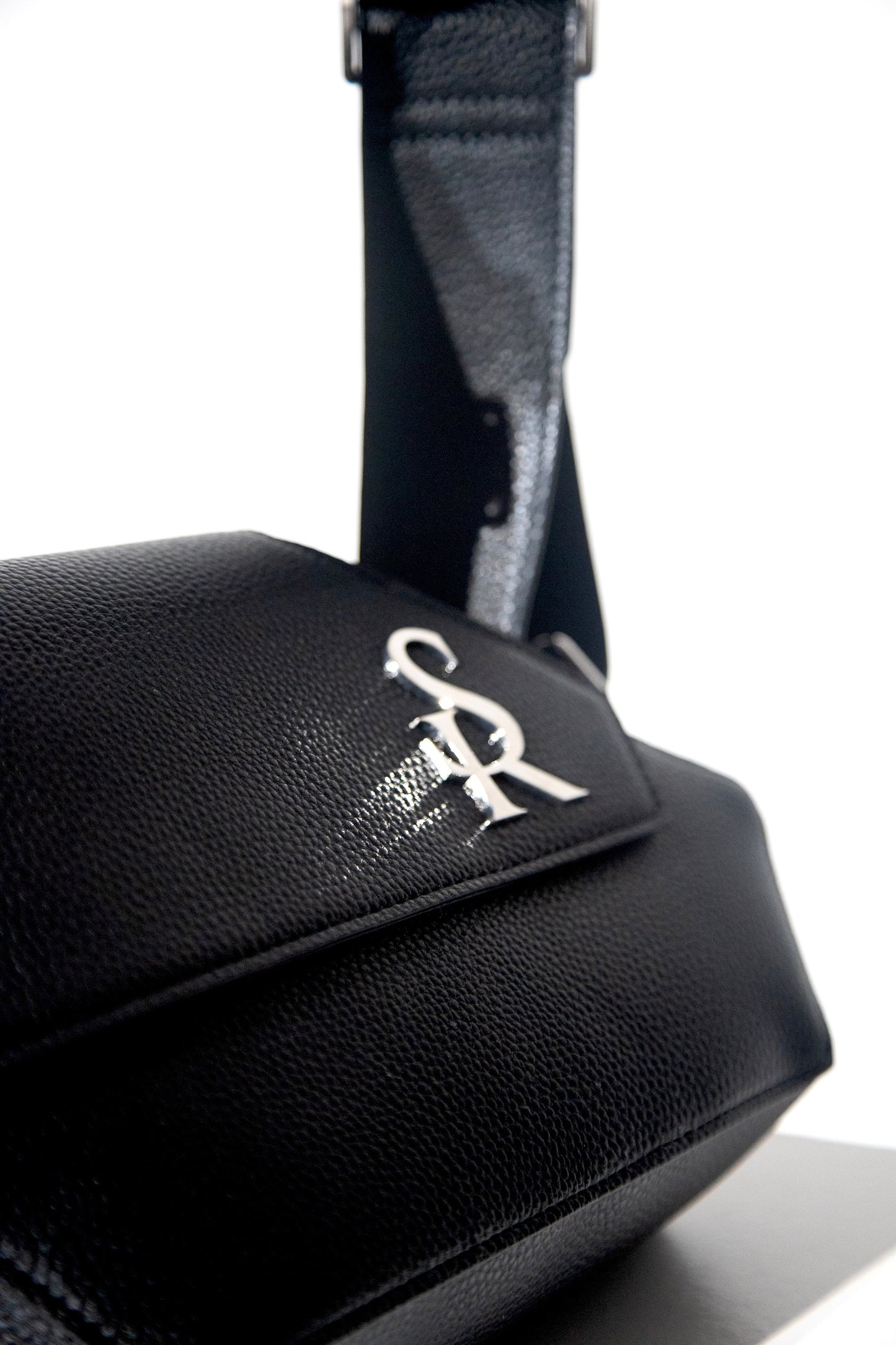OMOSA MESSENGER BAG BLACK