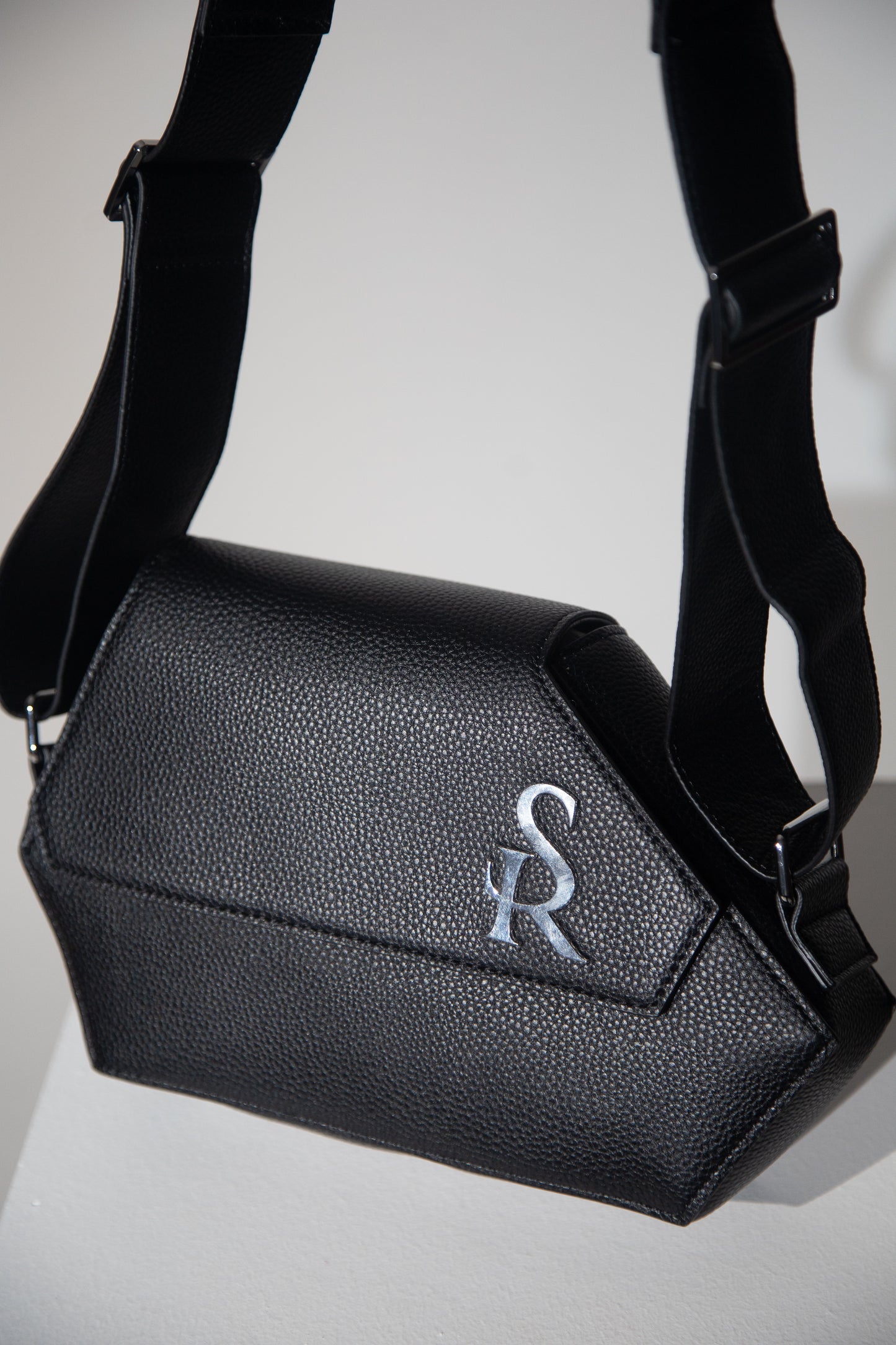 OMOSA MESSENGER BAG BLACK